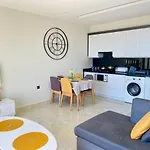 Sea View 1Br Apt - Steps To Beach - Modern Residence Apartamento