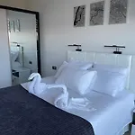 Sea View 1Br Apt - Steps To Beach - Modern Residence *