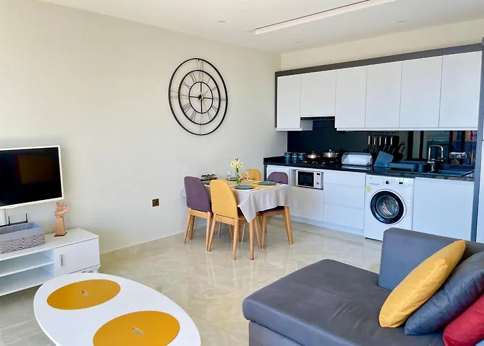 Sea View 1Br Apt - Steps To Beach - Modern Residence Apartment