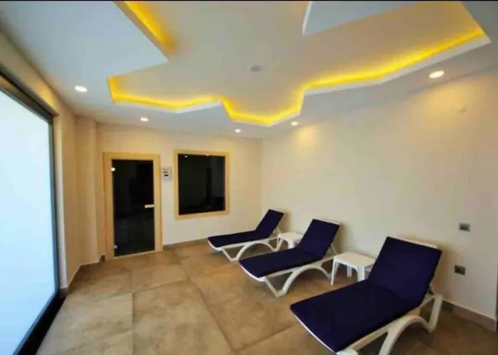 Sea View 1Br Apt - Steps To Beach - Modern Residence *