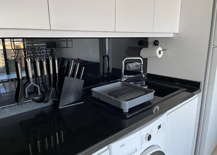 Apartment Sea View 1Br Apt - Steps To Beach - Modern Residence *