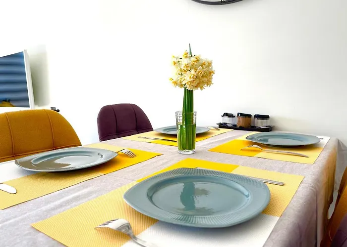 Sea View 1Br Apt - Steps To Beach - Modern Residence