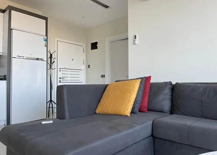 Sea View 1Br Apt - Steps To Beach - Modern Residence *