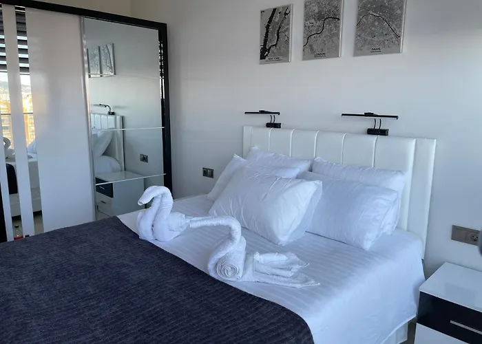 Sea View 1Br Apt - Steps To Beach - Modern Residence *